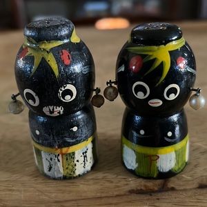Vintage wooden black Americana salt and pepper shakers 2 3/4”.